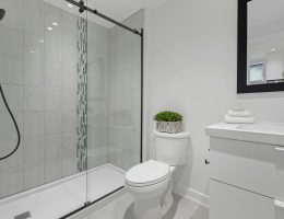Foto de um banheiro organizado e decorado com paredes e bancada brancas.