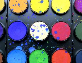 Foto de latas com tintas representando as tendências de cores.