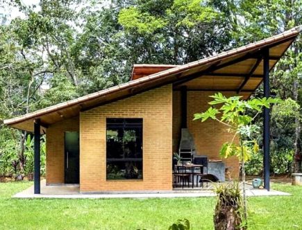 Foto de uma casa com arquitetura sustentável em meio a natureza.