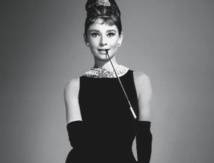 Foto da atriz Audrey Hepburn com o famoso vestido preto representando o dia internacional das mulheres.