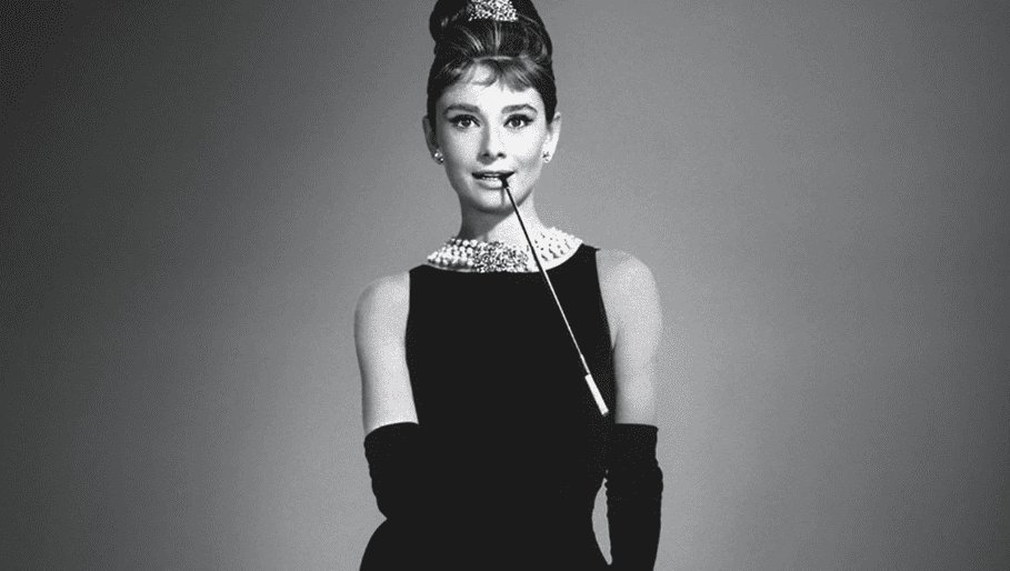 Foto da atriz Audrey Hepburn com o famoso vestido preto representando o dia internacional das mulheres.