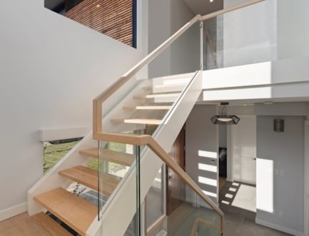 Foto de uma escada em madeira ligando dois pisos.