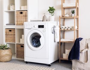 Foto de uma lavanderia organizada com prateleiras e cestos.