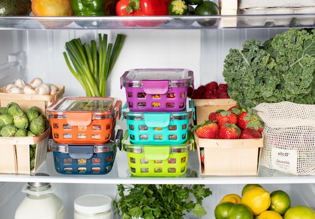 Foto das prateleiras de uma geladeira bem organizada com vários refratários.