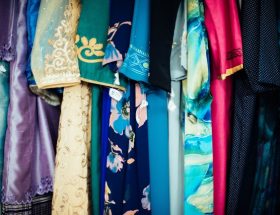 Foto de um armário com peças vintage de roupas coloridas.