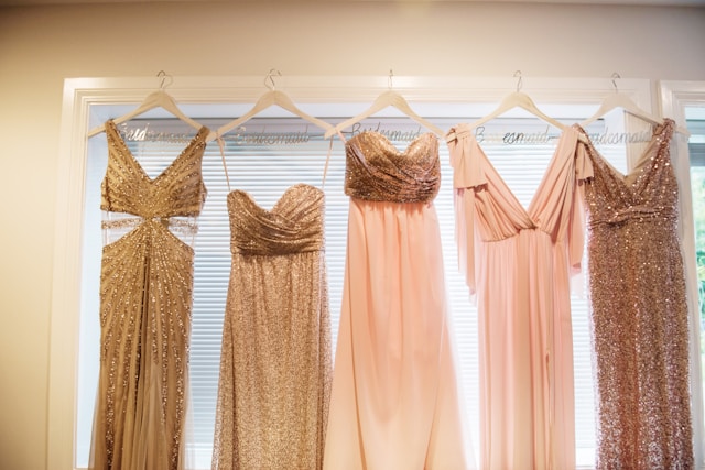 Foto de alguns vestidos de festa para casamento.