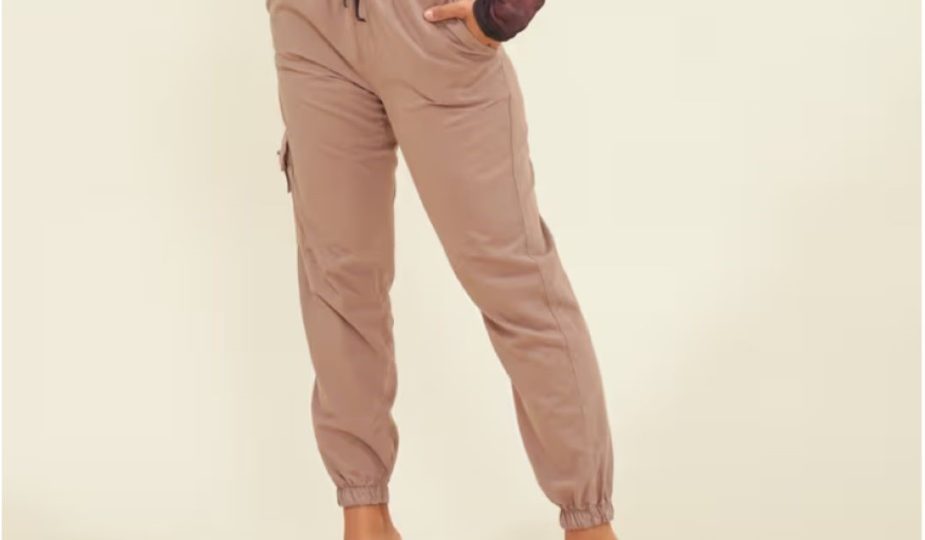 Foto de uma mulher vestido com calça jogger bege.