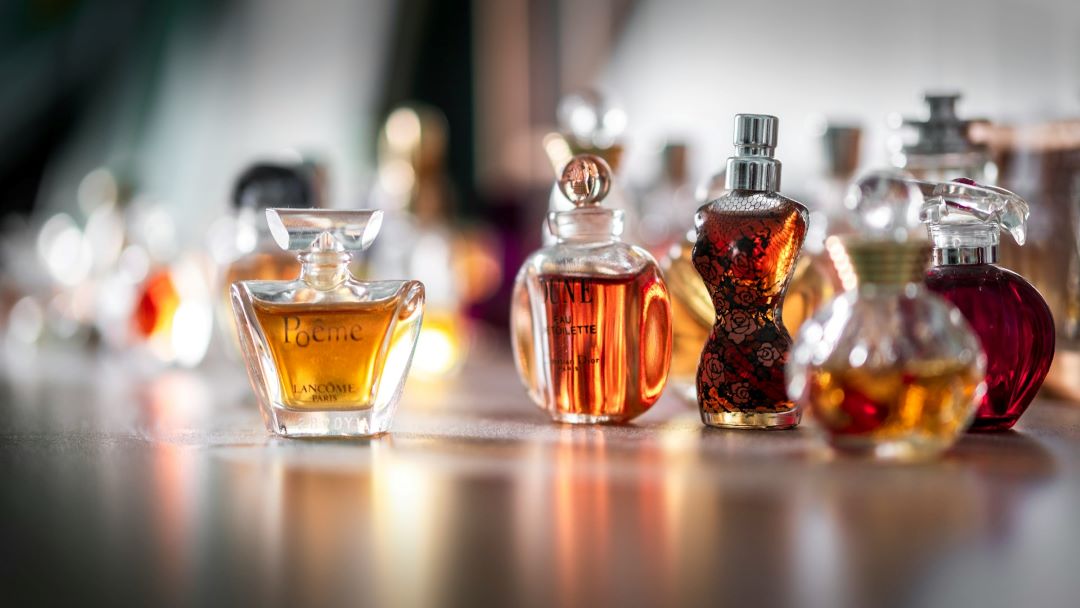 Foto de vários perfumes com famílias olfativas diferentes.