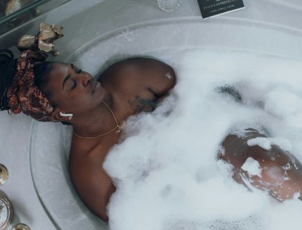 Foto de uma mulher em uma banheira tomando um banho refrescante