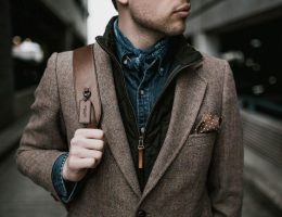 Foto de um homem bem vestido com camisa e blazer, tudo dentro da moda masculina.