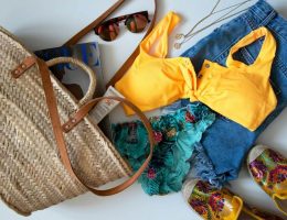 Foto de uma organização em uma bolsa de praia para passar o dia no passeio