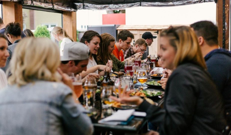 Foto de pessoas reunidas em eventos sociais.