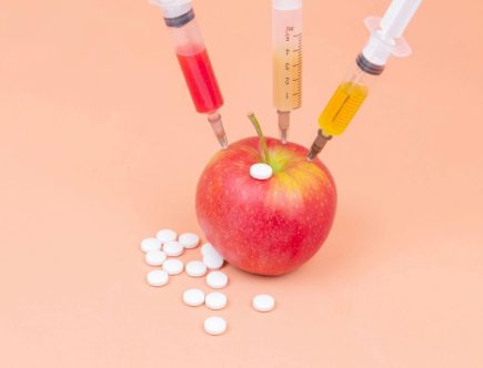 foto de uma mação com seringas simbolizando alergias