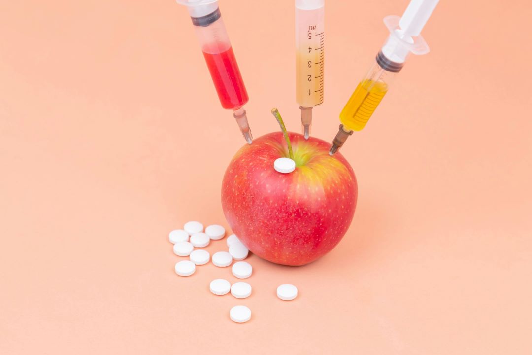 foto de uma mação com seringas simbolizando alergias