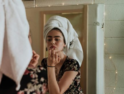 Foto de uma mulher realizando os cuidados com a pele, é preciso cuidar de todos os tipos de pele